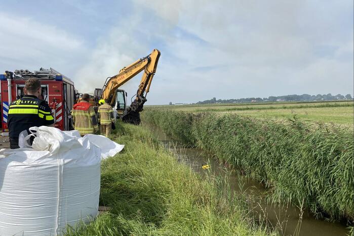 Grote berg hooibalen vat vlam