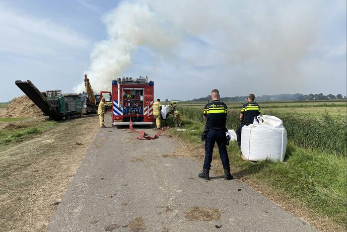 Grote berg hooibalen vat vlam
