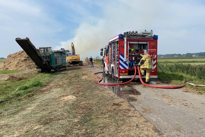 Grote berg hooibalen vat vlam