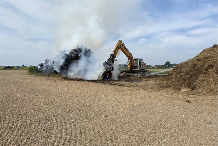Grote berg hooibalen vat vlam