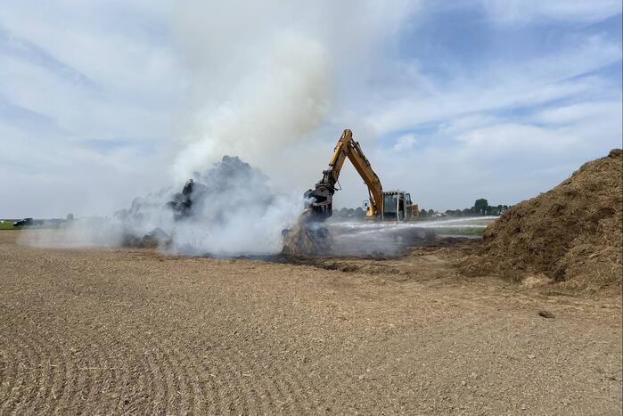 Grote berg hooibalen vat vlam