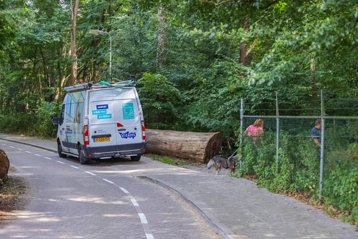 Putdeksel komt omhoog en zorgt voor wateroverlast op bospad