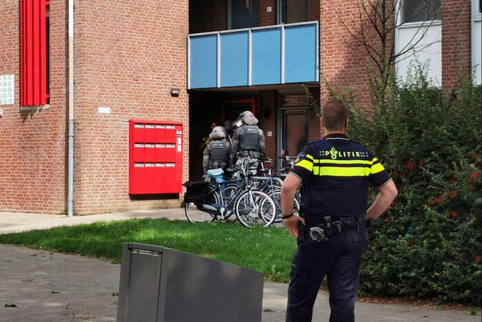 Arrestatieteam doet inval in flatwoning