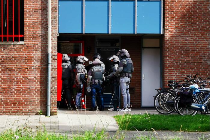 Arrestatieteam doet inval in flatwoning
