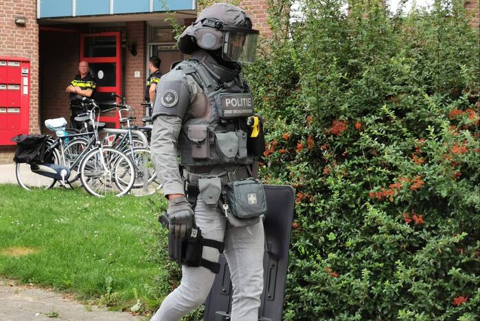 Arrestatieteam doet inval in flatwoning