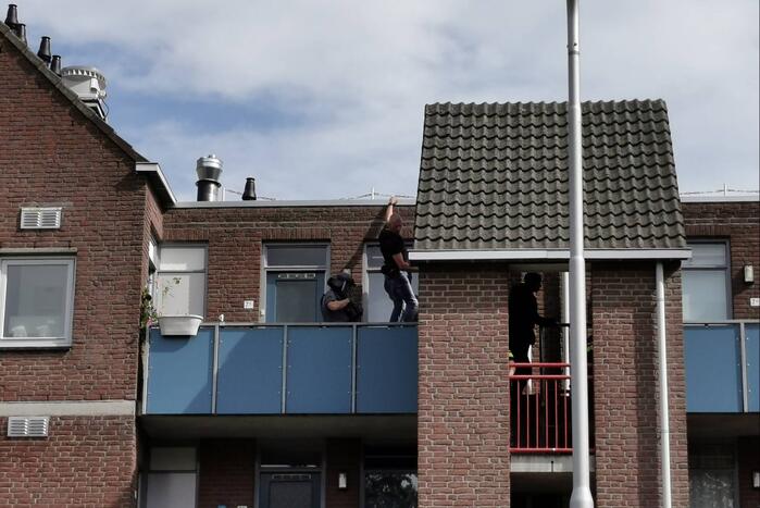 Arrestatieteam doet inval in flatwoning