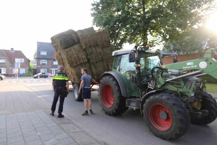 Kar met hooibalen dreigt om te vallen