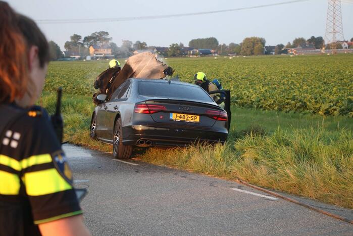 Auto vliegt in brand tijdens het rijden