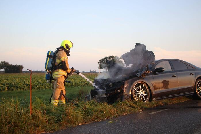 Auto vliegt in brand tijdens het rijden