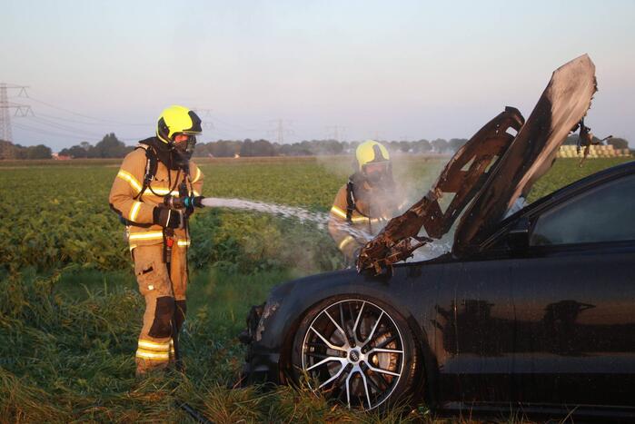 Auto vliegt in brand tijdens het rijden