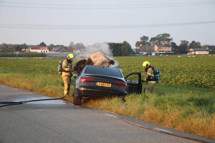 Auto vliegt in brand tijdens het rijden