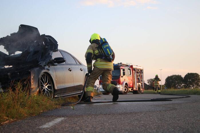 Auto vliegt in brand tijdens het rijden