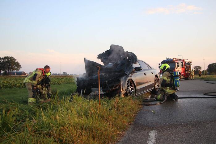 Auto vliegt in brand tijdens het rijden