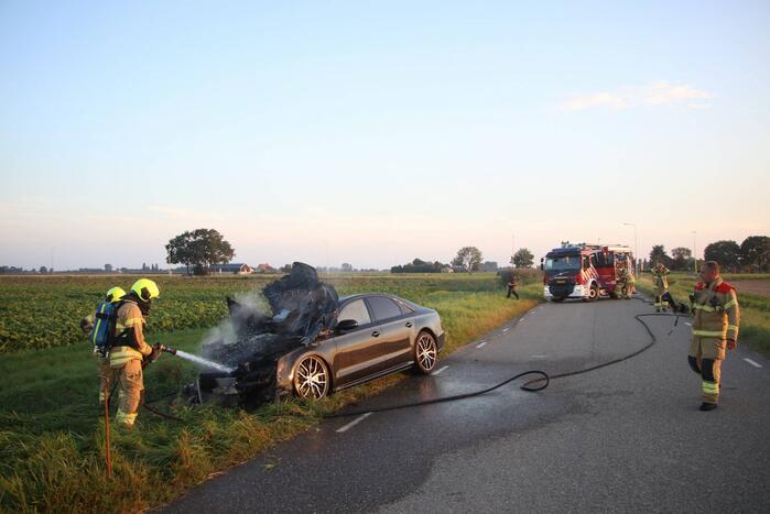 Auto vliegt in brand tijdens het rijden