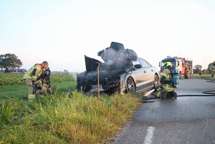 Auto vliegt in brand tijdens het rijden