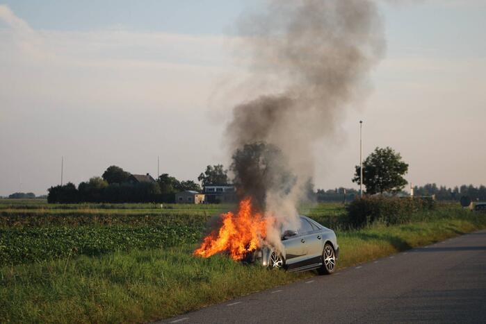 Auto vliegt in brand tijdens het rijden