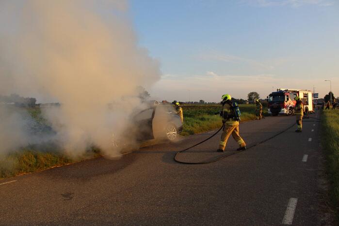 Auto vliegt in brand tijdens het rijden
