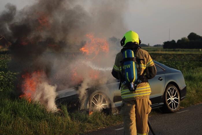 Auto vliegt in brand tijdens het rijden
