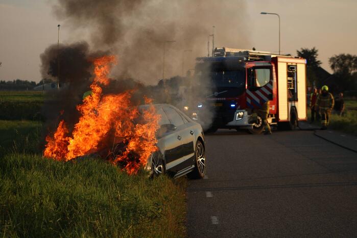 Auto vliegt in brand tijdens het rijden