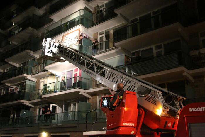 Alerte buurtbewoners melden brand in flatgebouw