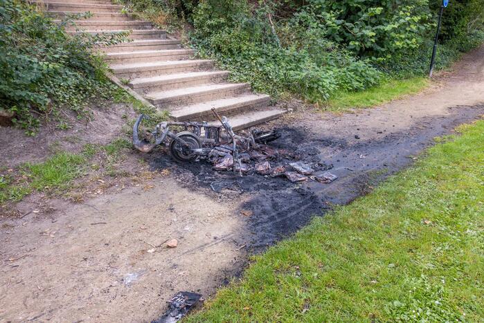 Opnieuw gaat een GO Sharing deelscooter in vlammen op