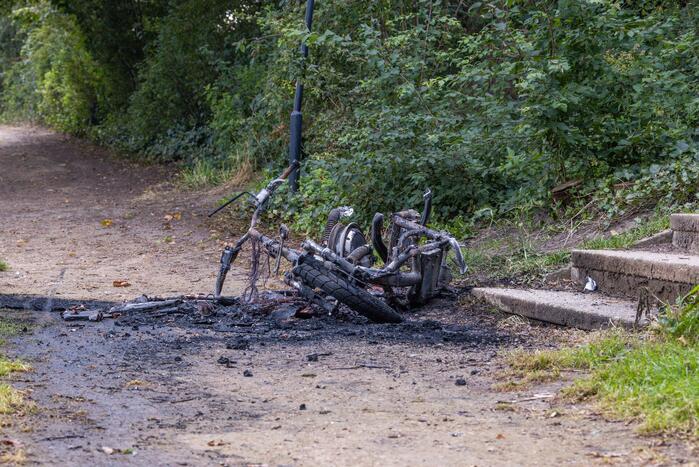 Opnieuw gaat een GO Sharing deelscooter in vlammen op