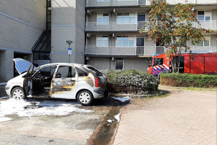 Geparkeerde auto compleet verwoest door brand