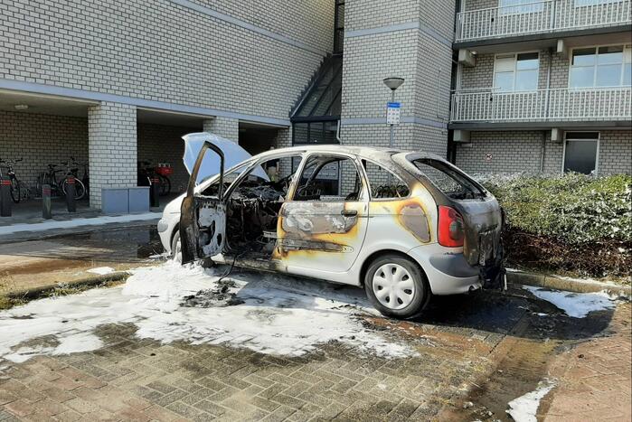 Geparkeerde auto compleet verwoest door brand