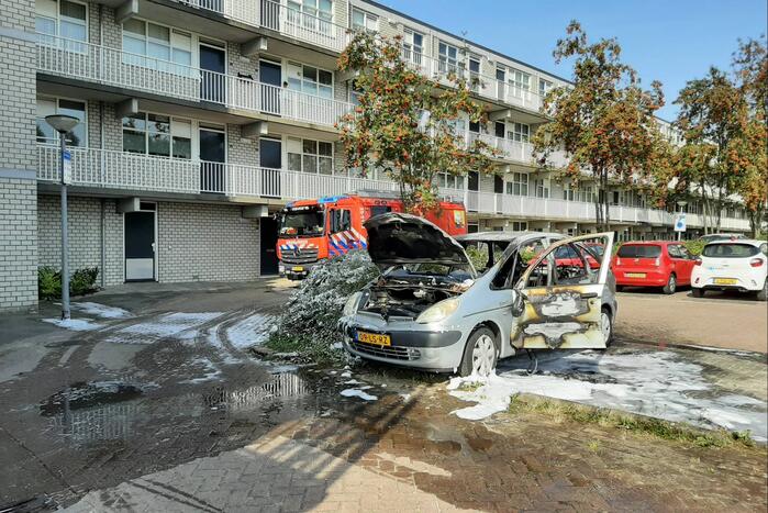 Geparkeerde auto compleet verwoest door brand