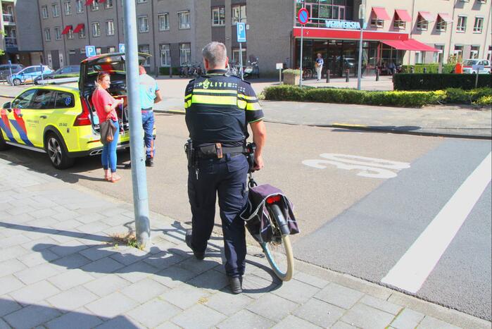 Afslaande fietser geschept door auto