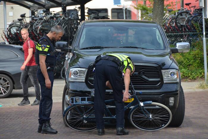 Fietser gewond bij botsing met pick-up wagen