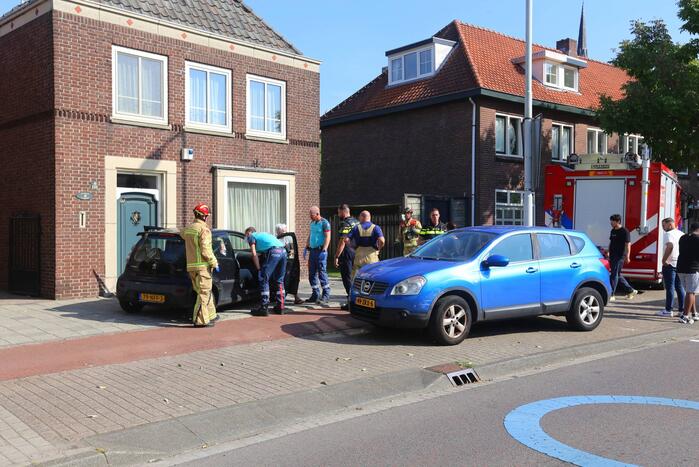 Auto botst op wegrijdende auto van parkeerplaats