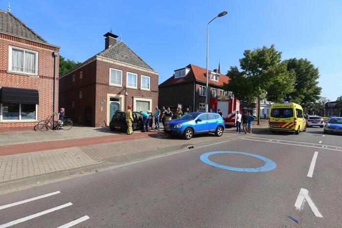 Auto botst op wegrijdende auto van parkeerplaats