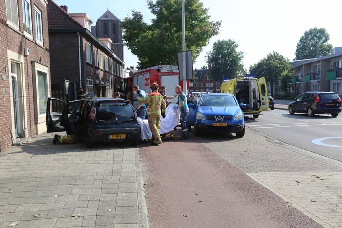 Auto botst op wegrijdende auto van parkeerplaats