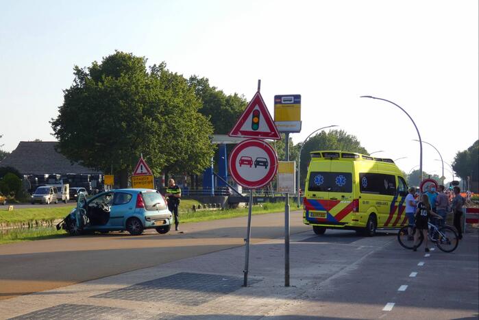 Motorrijder gewond bij botsing met personenauto