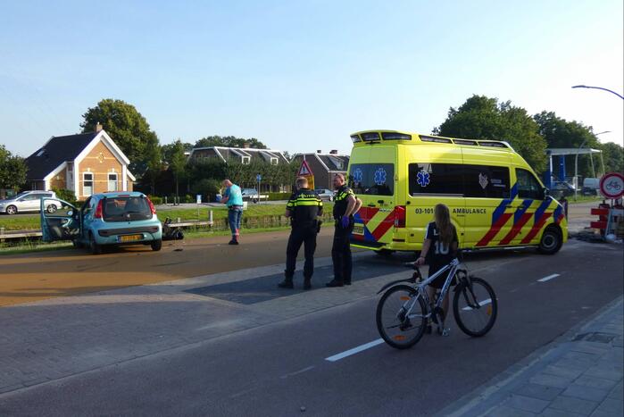 Motorrijder gewond bij botsing met personenauto