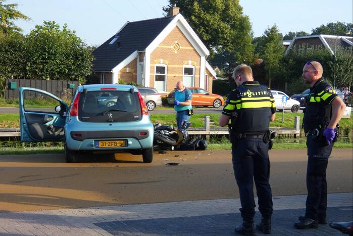 Motorrijder gewond bij botsing met personenauto