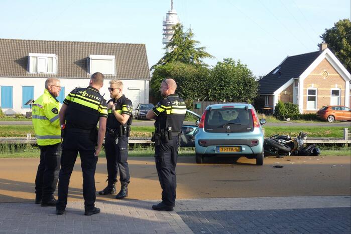 Motorrijder gewond bij botsing met personenauto