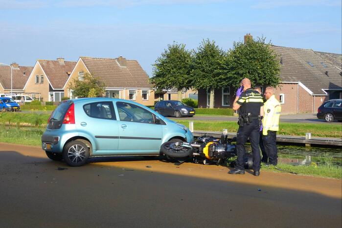 Motorrijder gewond bij botsing met personenauto