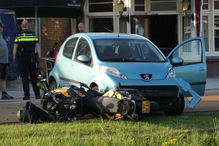 Motorrijder gewond bij botsing met personenauto