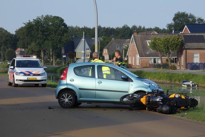 Motorrijder gewond bij botsing met personenauto