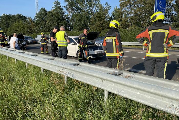 Drie auto's botsen op de snelweg