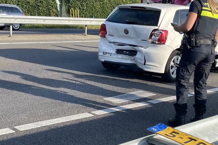 Drie auto's botsen op de snelweg