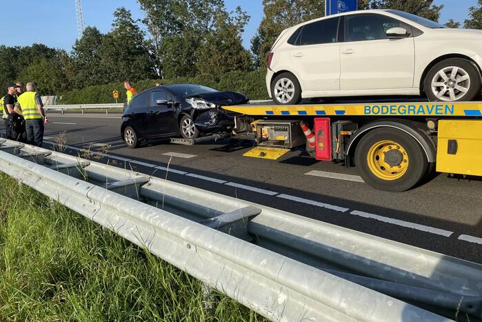 Drie auto's botsen op de snelweg