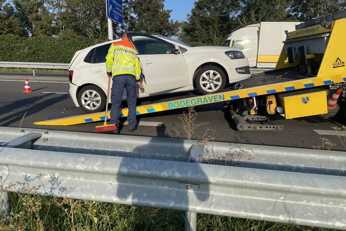 Drie auto's botsen op de snelweg