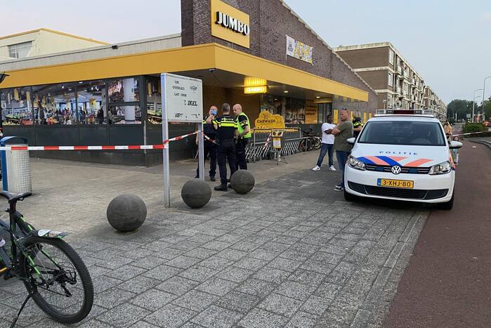 Jongeman (17) neergestoken nabij Jumbo