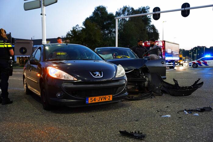 Veel schade tussen botsing auto's