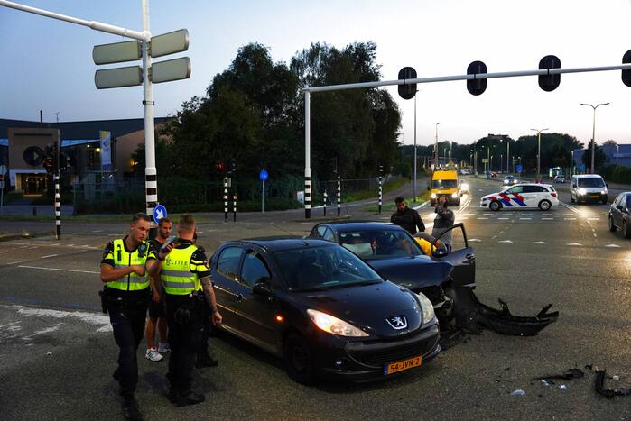 Veel schade tussen botsing auto's