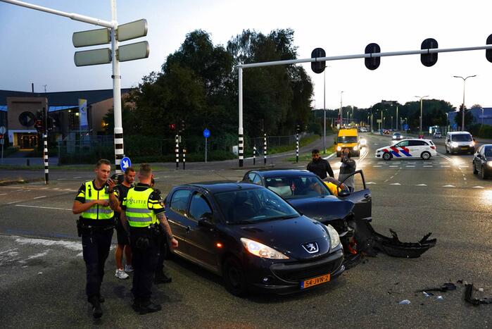 Veel schade tussen botsing auto's