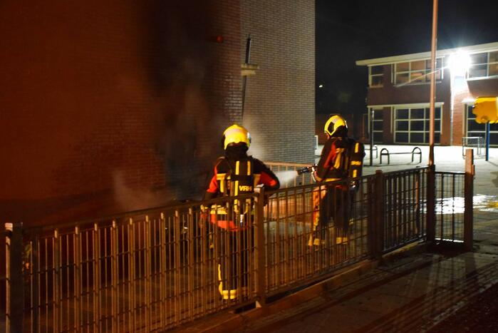Kliko naast scholencomplex door brand verwoest
